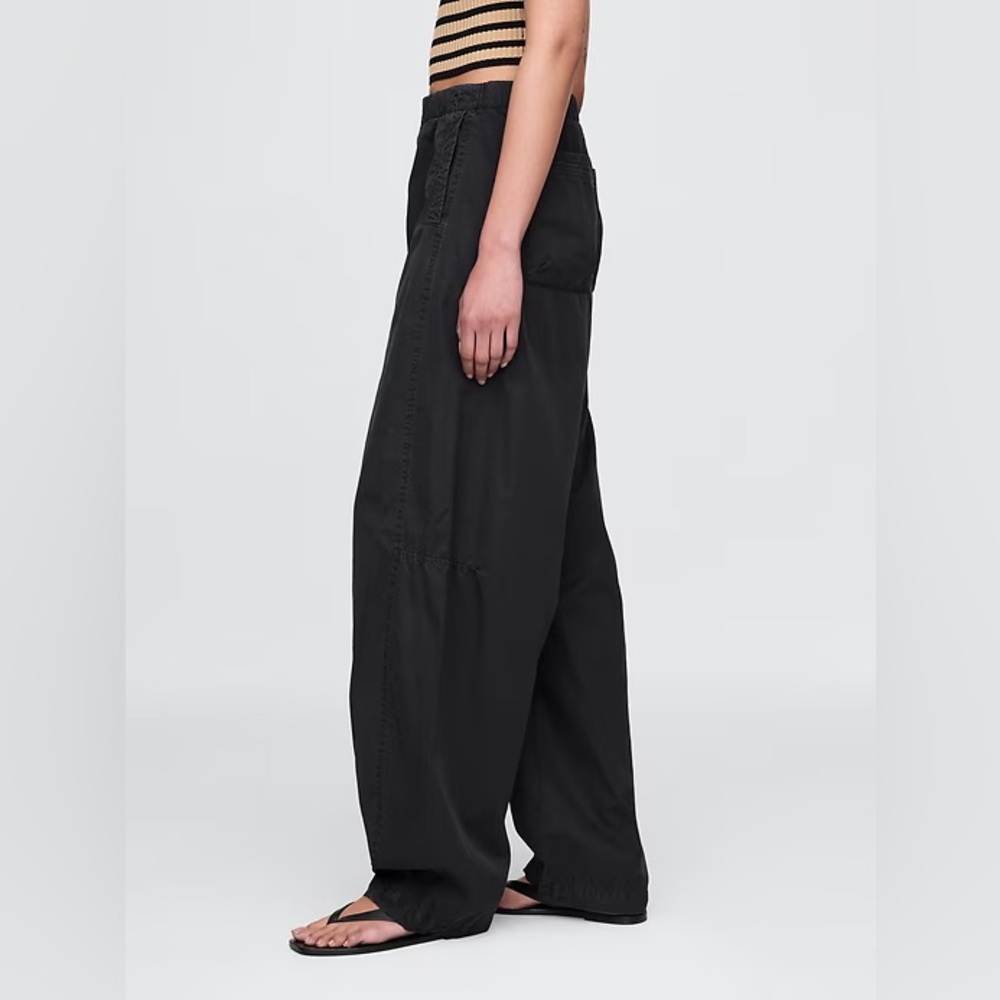 NWT! GAP Black Mid Rise Barrel Parachute Pants - 771394 🩷 - Picture 3 of 5